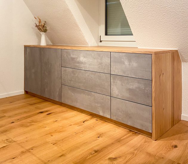 Dachschrägenkommode in Grau mit Holz